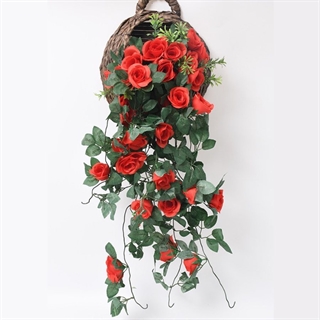 Hængende kunstige røde blomster med grønne blade